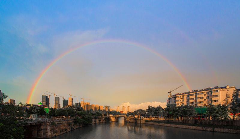 《The rainbow reflects the ancient gate》